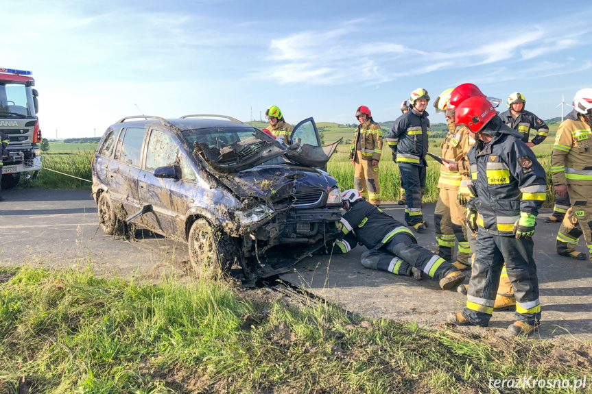 Wjechała do rowu i uderzyła w przepust Wjechała do rowu i uderzyła w przepust
