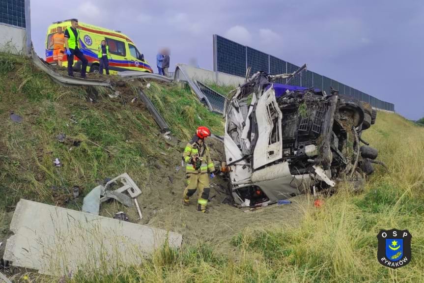 Wypadek na autostradzie A4. Ciężarówką wypadł z drogi