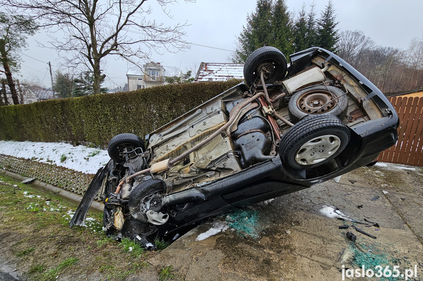 Wypadek w Dobrucowej. Peugeotem uderzyła w przepust