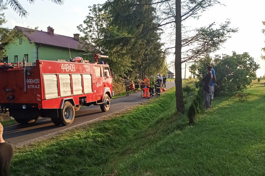 Wypadek w Jabłonicy. Dwóch mężczyzn w szpitalu