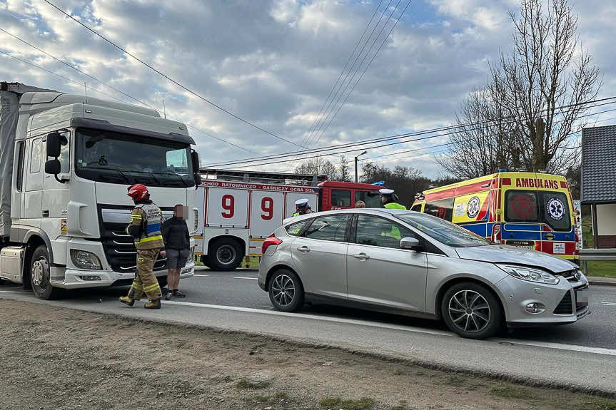 Wypadek w Połomii. Zderzenie ciężarówki z osobówką [ZDJĘCIA]