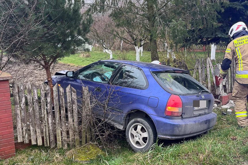 Wypadek w Trzcianie. 18-latka wjechała w ogrodzenie Wypadek w Trzcianie. 18-latka wjechała w ogrodzenie