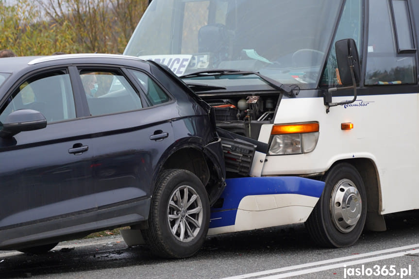 Wypadek w Warzycach, zderzenie samochodu osobowego i autobusu