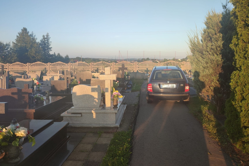 Za kierownicą na cmentarz: jak mieszkaniec Osieka Jasielskiego próbował zgubić policję