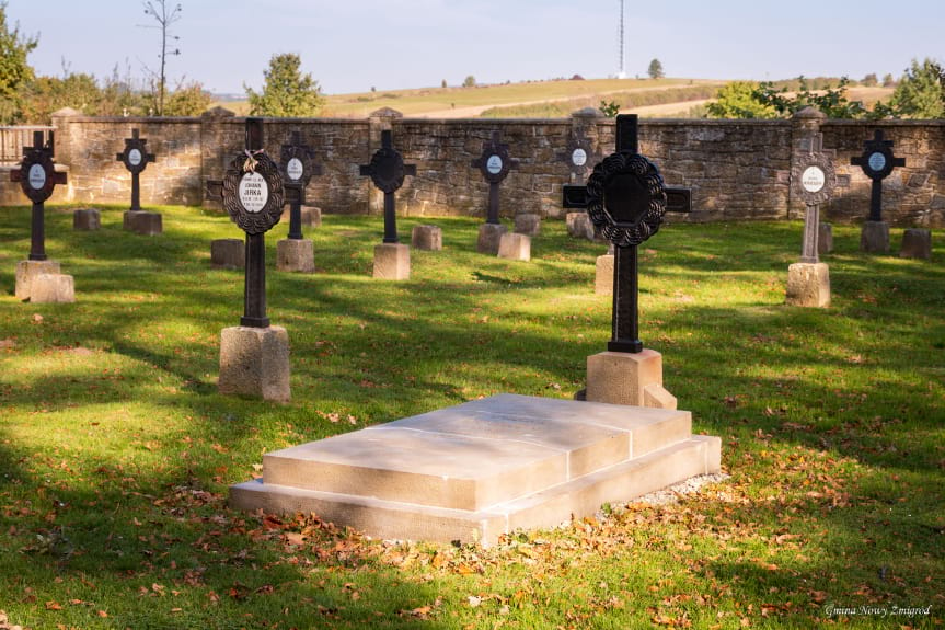 Zakończono prace konserwatorskie przy nagrobku Franza Dobnika na cmentarzu w Nowym Żmigrodzie