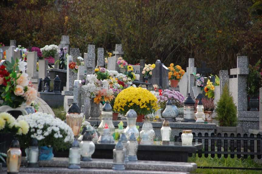 Zamknięte cmentarze. Ludzie masowo ruszyli na groby bliskich