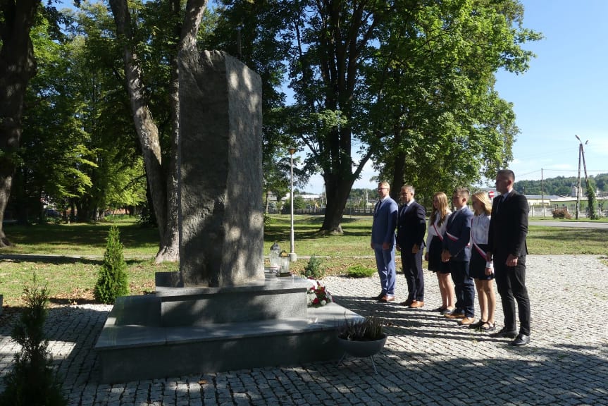 Zapalili znicz pamięci przy pomniku Bohaterów II wojny światowej