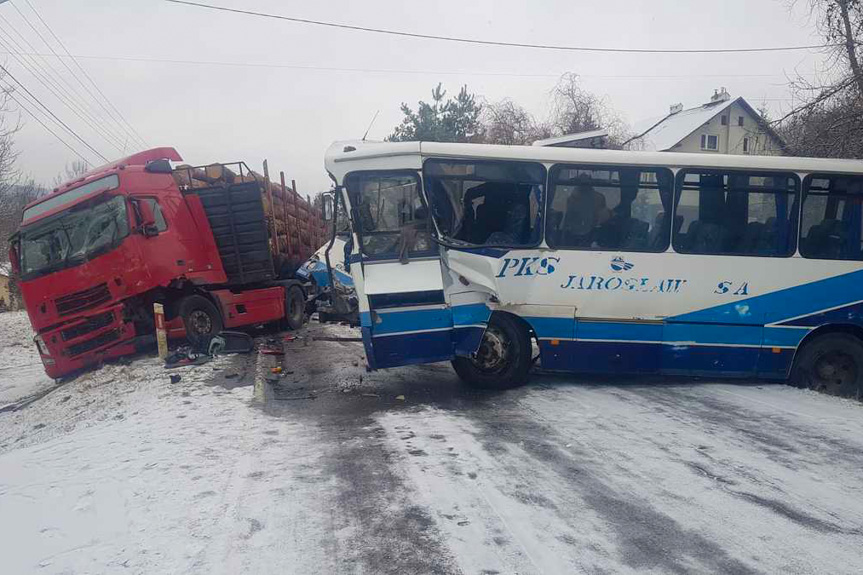 Zderzenie autobusu i ciężarówki