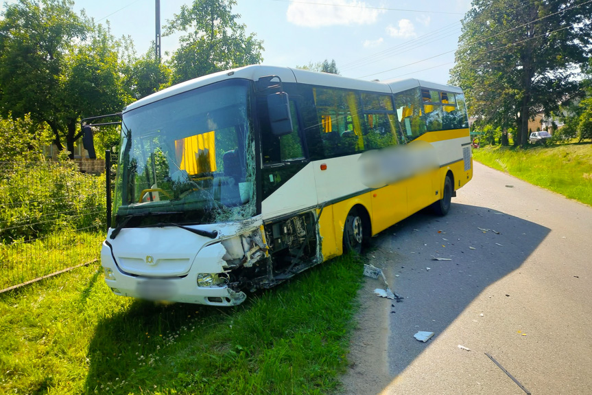 Zderzenie autobusu z samochodem osobowym Zderzenie autobusu z samochodem osobowym