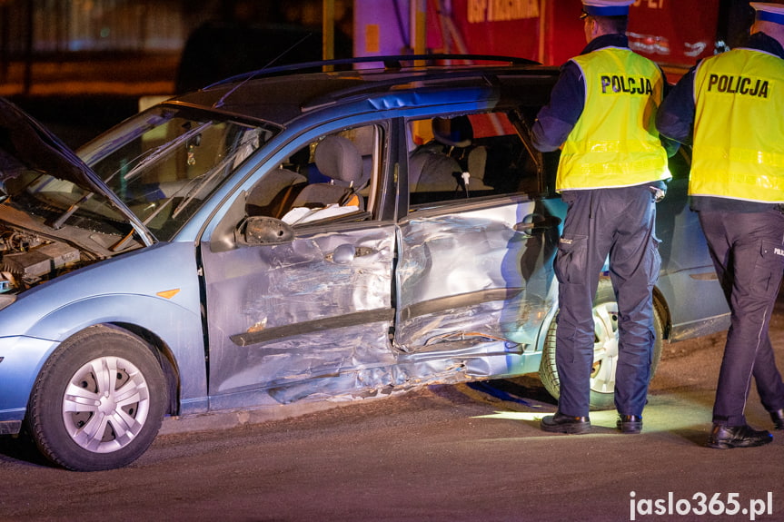 Zderzenie forda i renault w Jaśle, jedna osoba poszkodowana