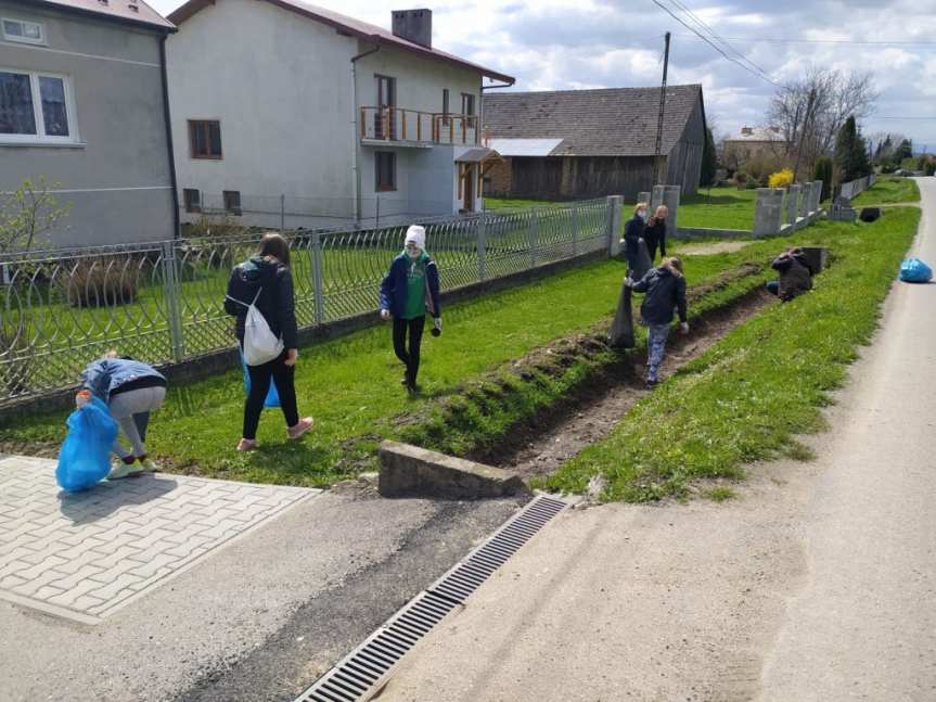 Śmieci zebrane przez mieszkańców Warzyc spłonęły w nocy