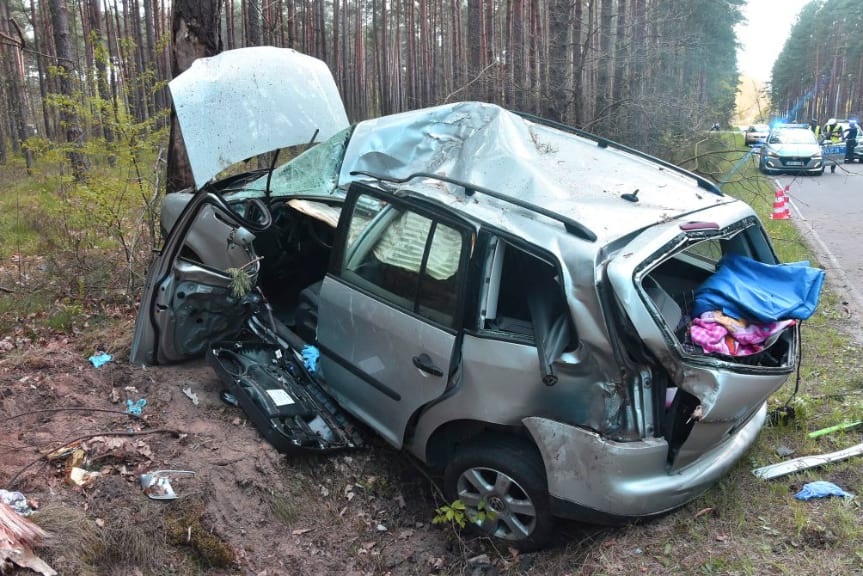 Zginął 20-letni kierowca, uderzył samochodem w drzewo