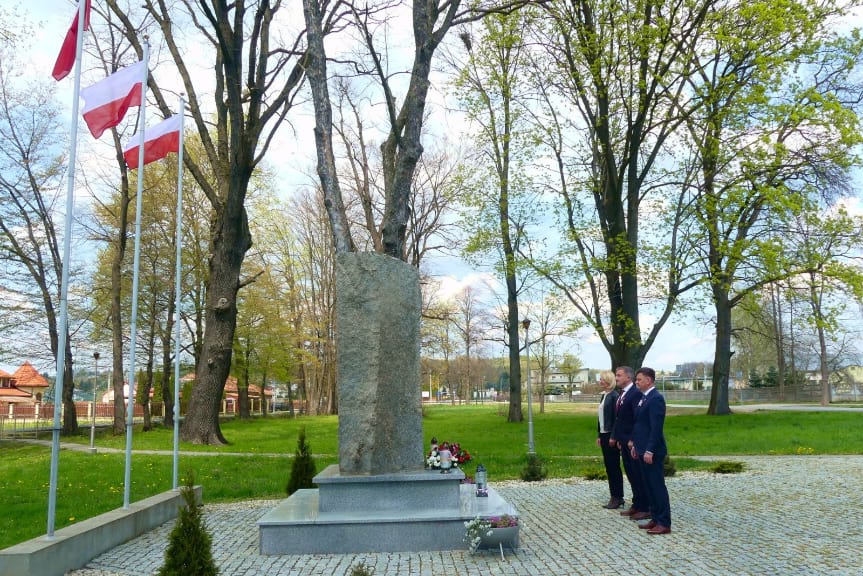 Złożono kwiaty i zapalono znicz w Skołyszynie