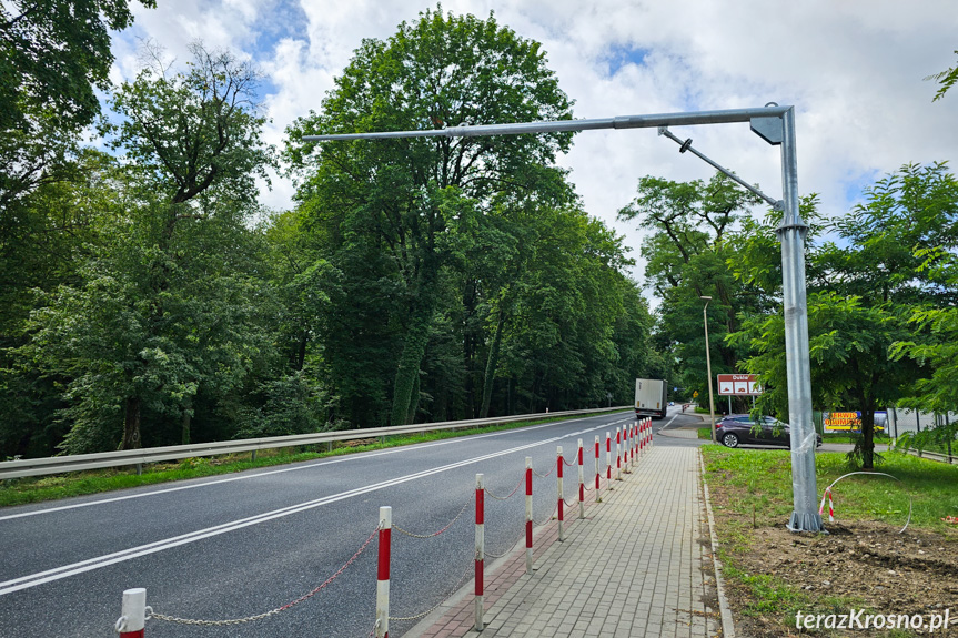 Zwolnisz do 50 km/h. W Dukli trwa instalacja odcinkowego pomiaru prędkości