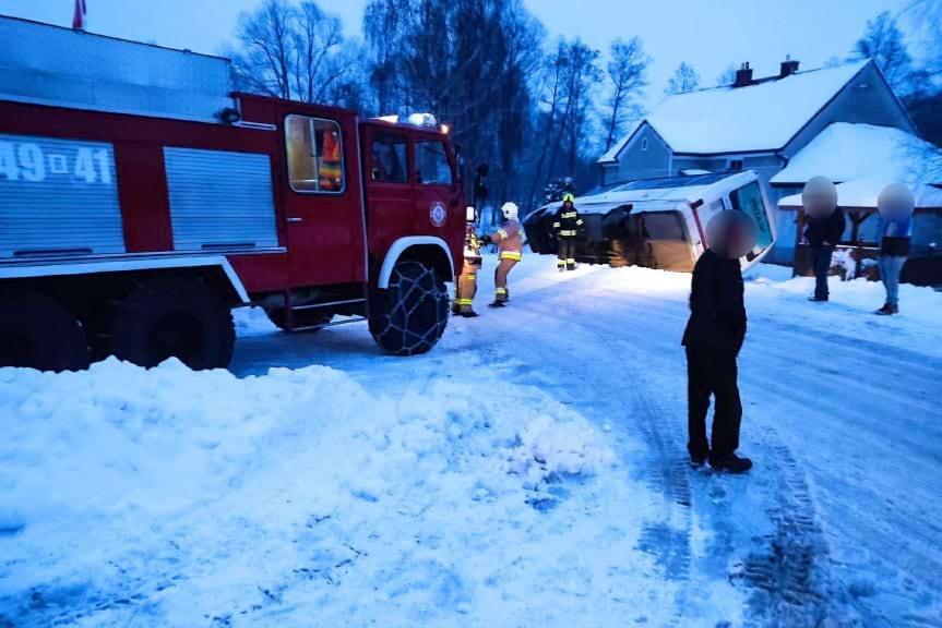 Autobus wypadł z drogi i przewrócił się na bok