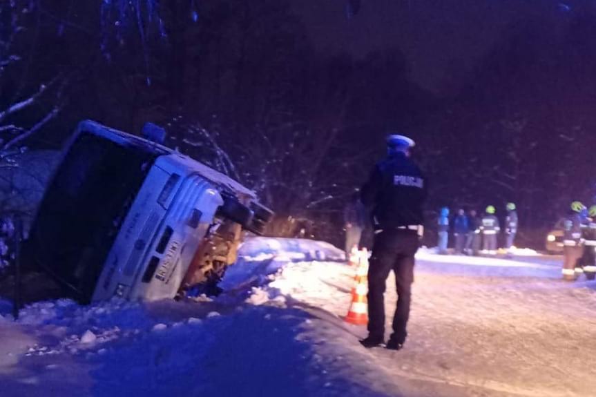 Autobus wypadł z drogi i przewrócił się na bok