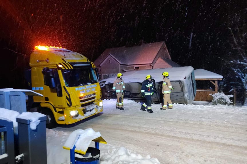 Autobus wypadł z drogi i przewrócił się na bok