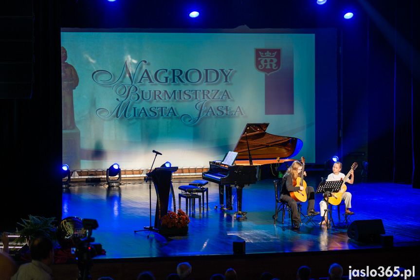 Burmistrz nagrodził uczniów