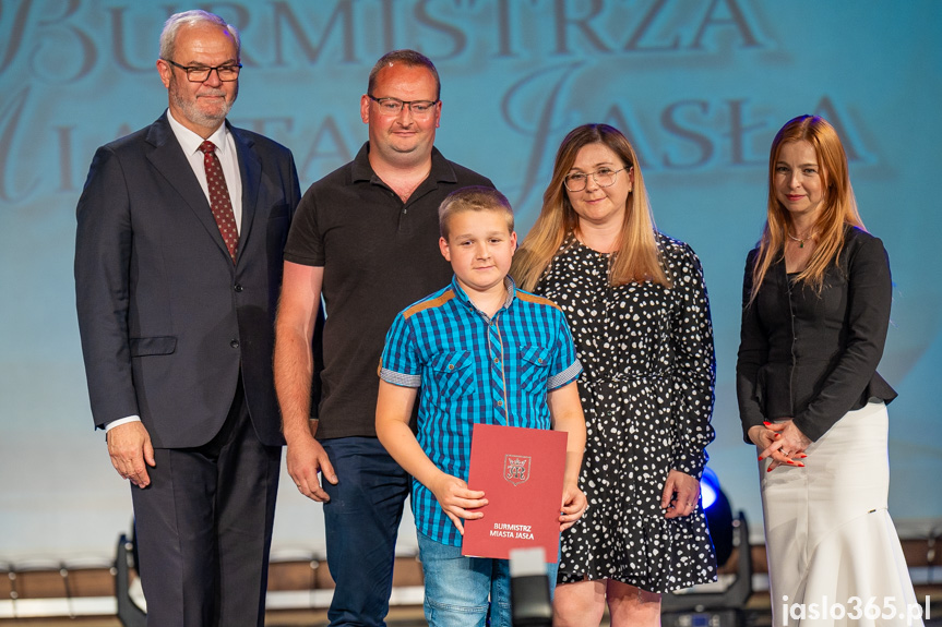 Burmistrz nagrodził uczniów