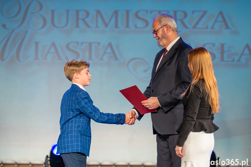 Burmistrz nagrodził uczniów