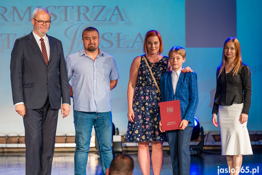 Burmistrz nagrodził uczniów