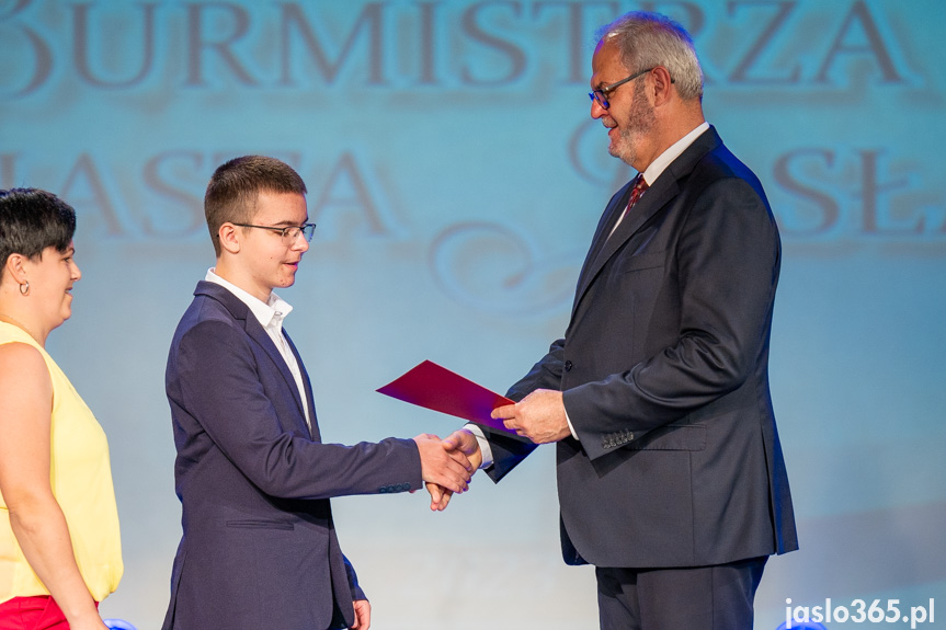 Burmistrz nagrodził uczniów