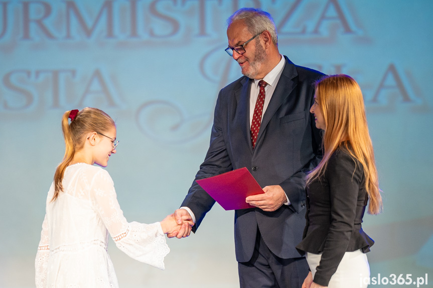 Burmistrz nagrodził uczniów
