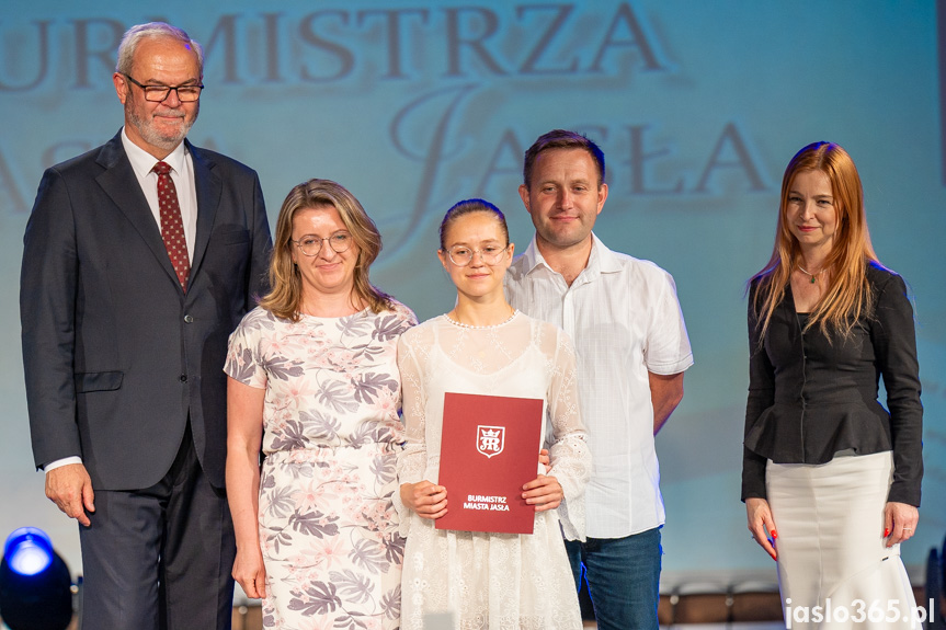 Burmistrz nagrodził uczniów