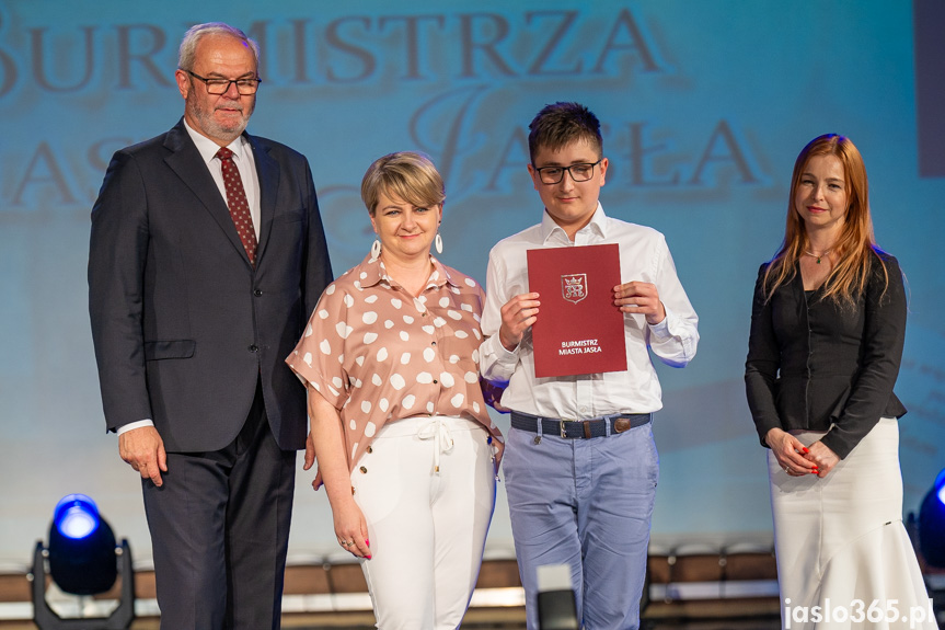 Burmistrz nagrodził uczniów