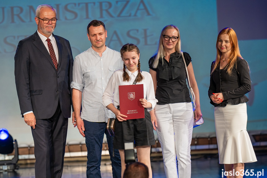 Burmistrz nagrodził uczniów