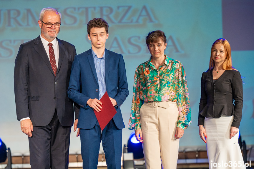 Burmistrz nagrodził uczniów
