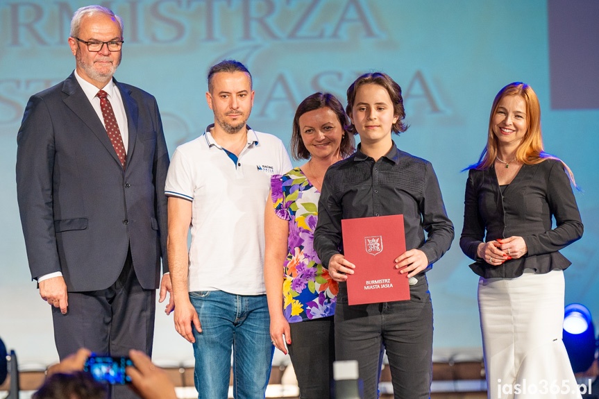 Burmistrz nagrodził uczniów