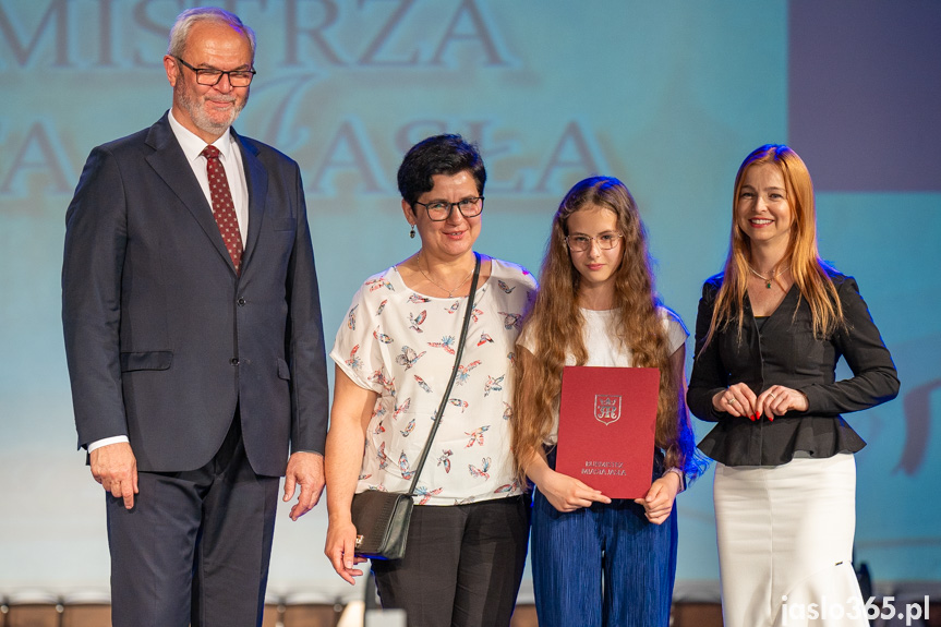 Burmistrz nagrodził uczniów