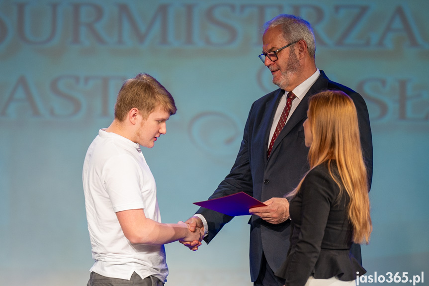Burmistrz nagrodził uczniów