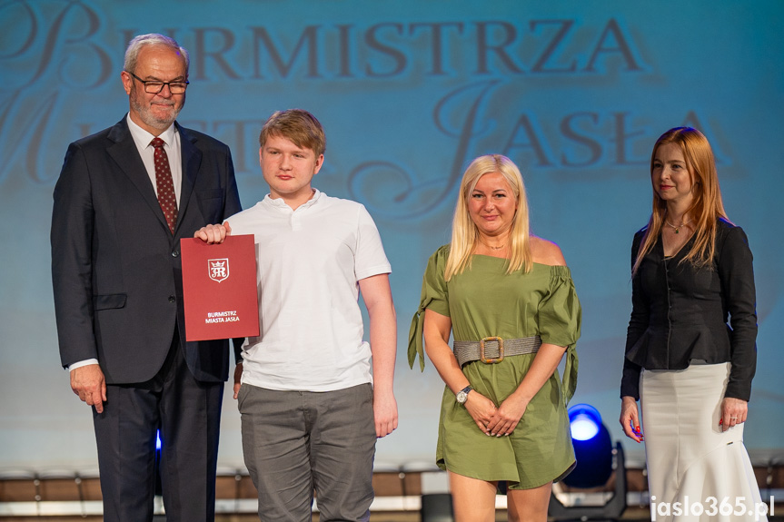 Burmistrz nagrodził uczniów