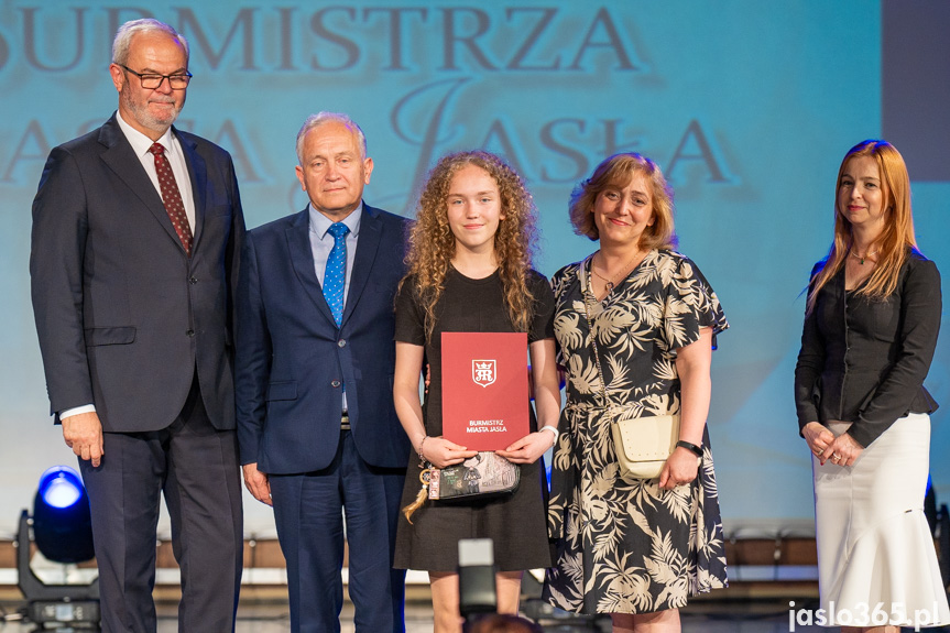 Burmistrz nagrodził uczniów