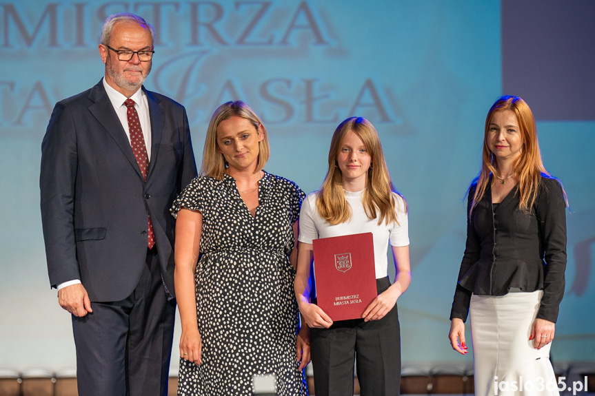 Burmistrz nagrodził uczniów