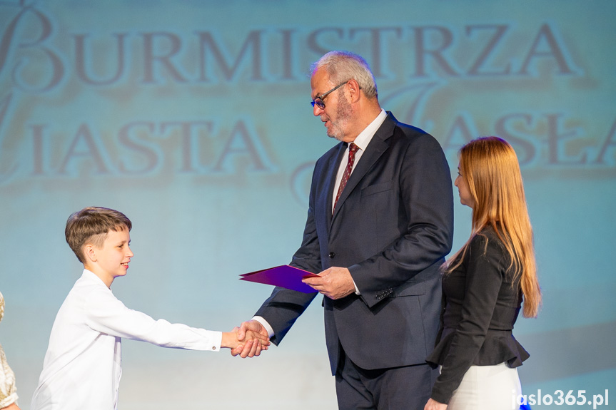 Burmistrz nagrodził uczniów