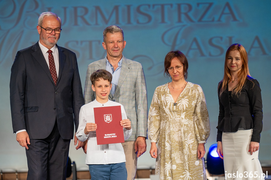 Burmistrz nagrodził uczniów