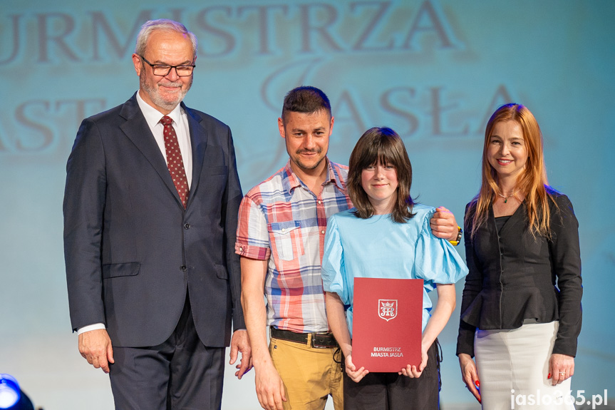 Burmistrz nagrodził uczniów