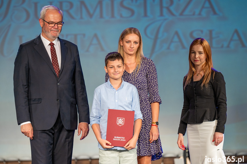 Burmistrz nagrodził uczniów