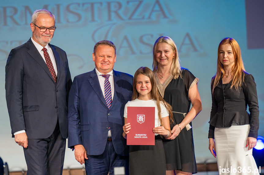 Burmistrz nagrodził uczniów