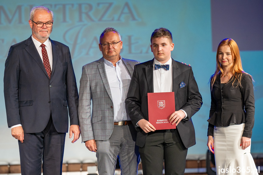 Burmistrz nagrodził uczniów