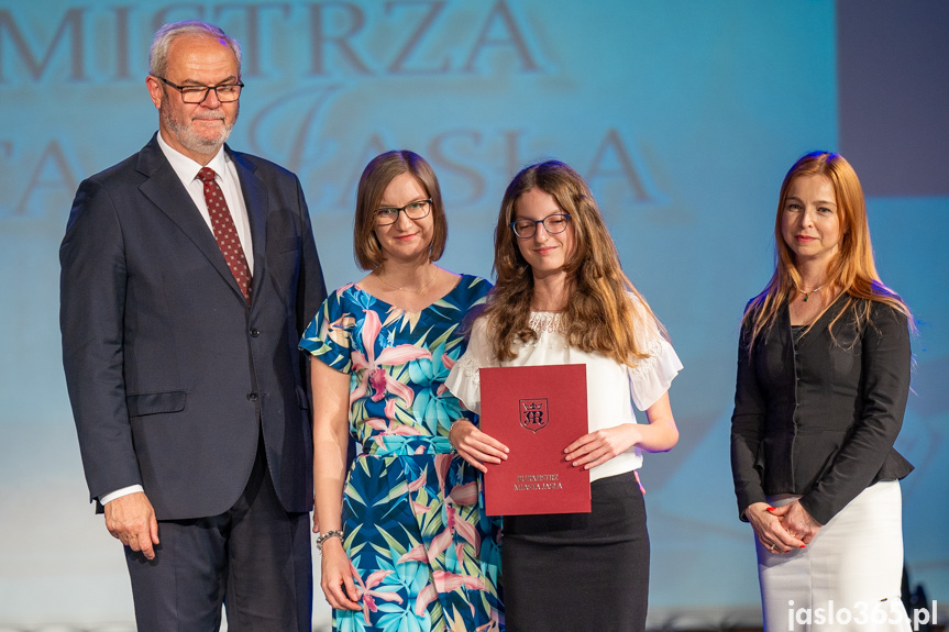 Burmistrz nagrodził uczniów