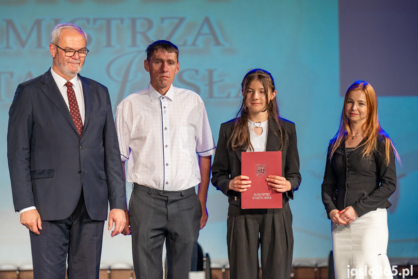 Burmistrz nagrodził uczniów