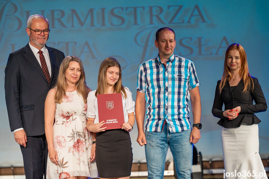 Burmistrz nagrodził uczniów