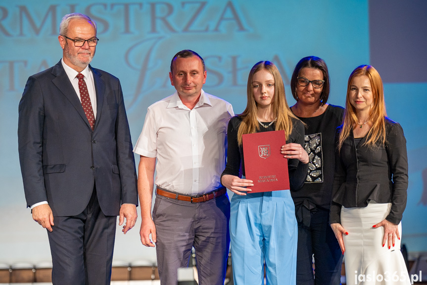 Burmistrz nagrodził uczniów