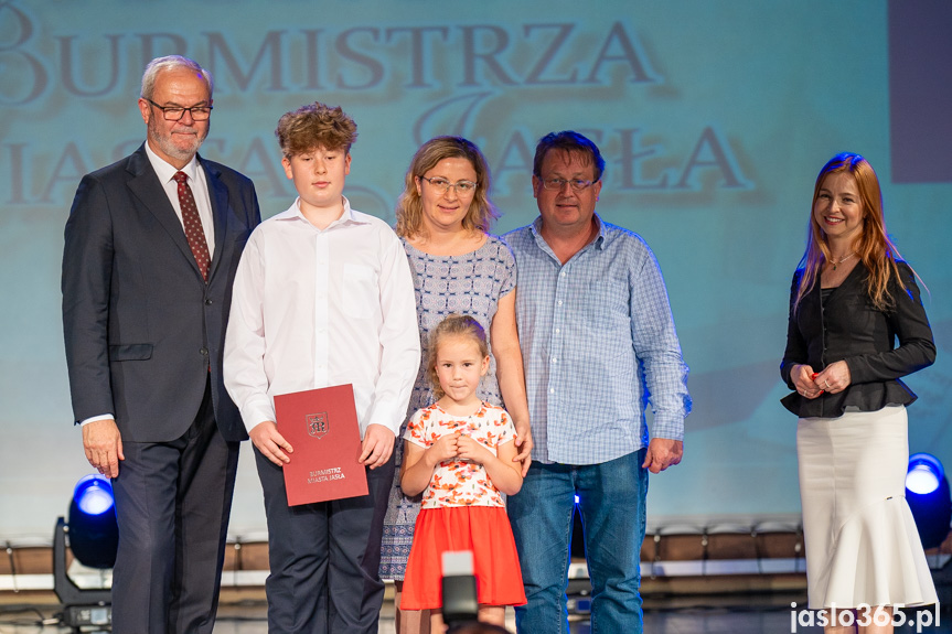 Burmistrz nagrodził uczniów