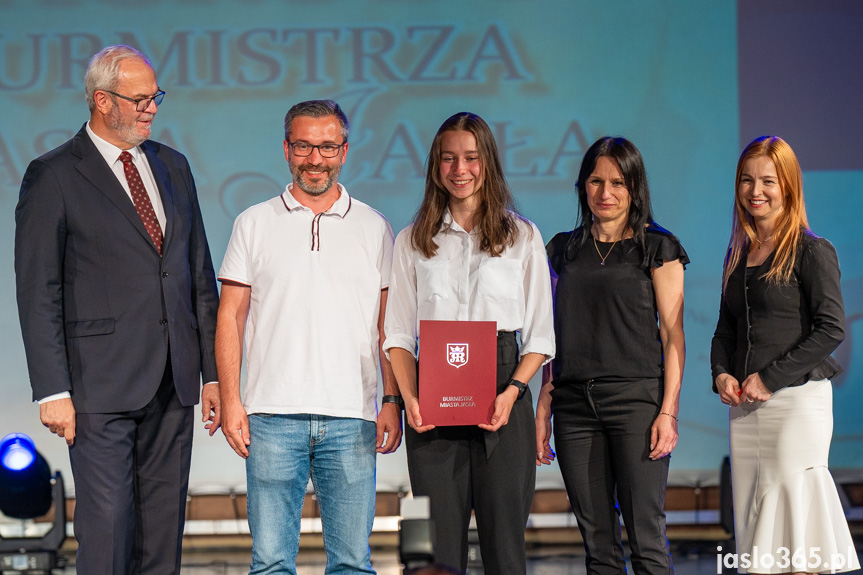Burmistrz nagrodził uczniów
