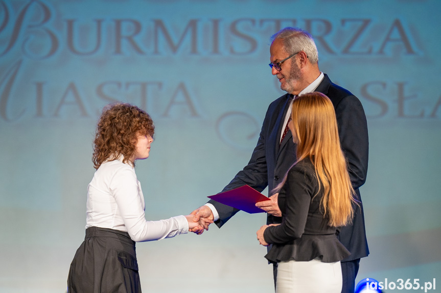 Burmistrz nagrodził uczniów